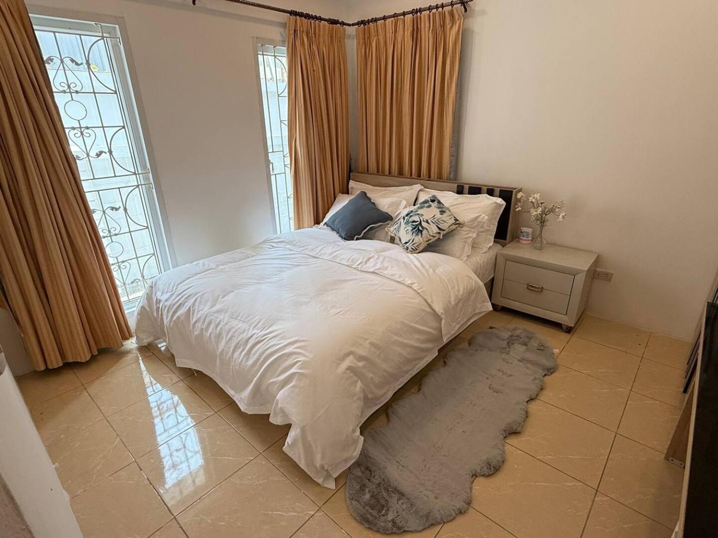 Long Warmth Pool Villa Pattaya
