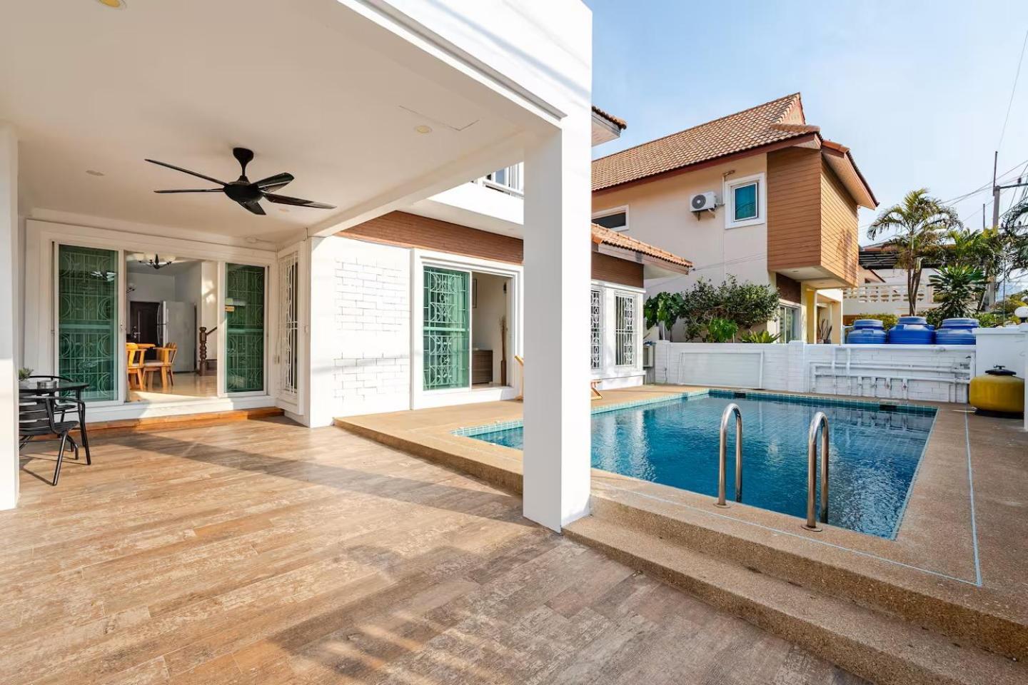 Long Warmth Pool Villa Pattaya