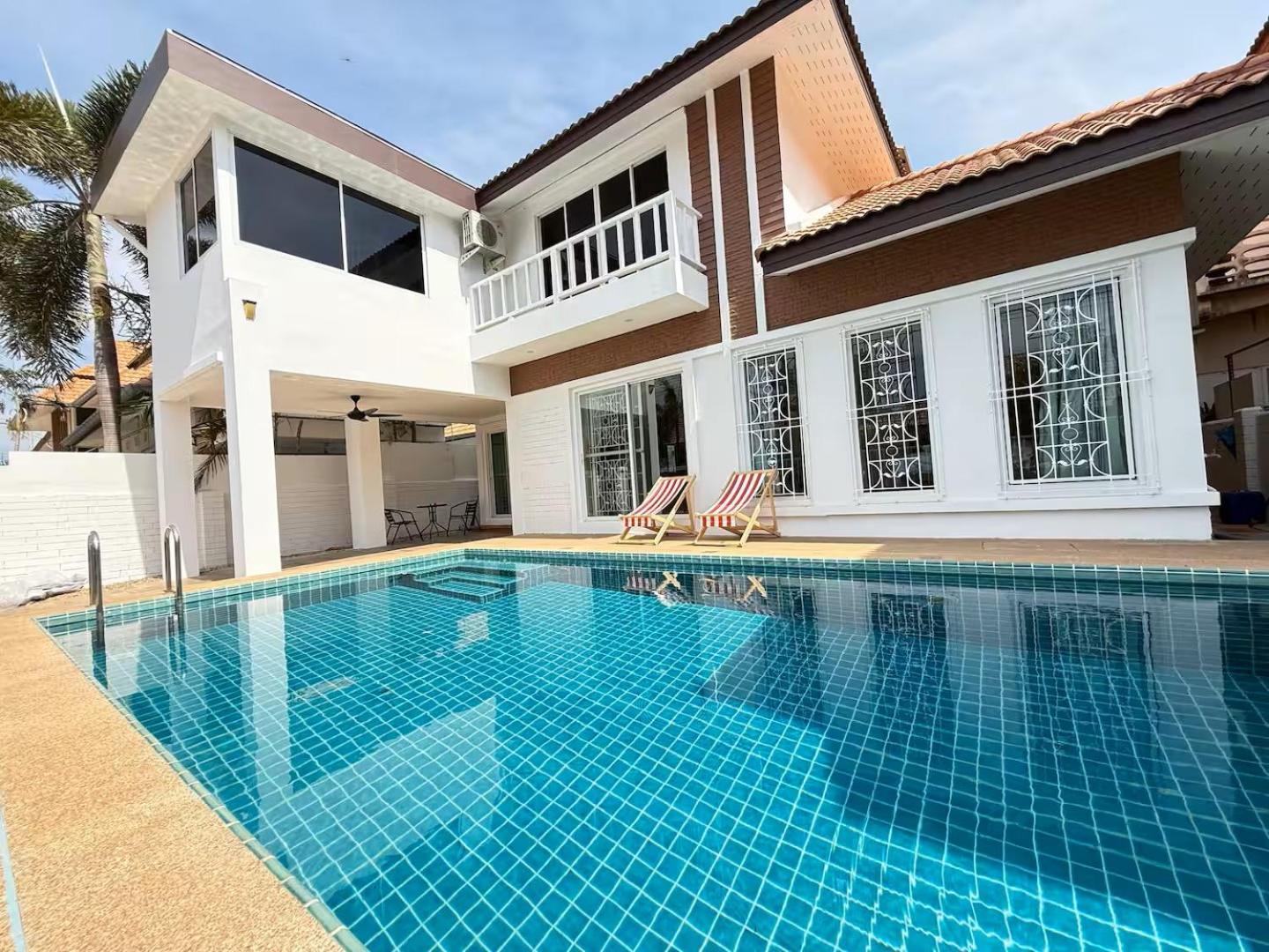 Long Warmth Pool Villa *